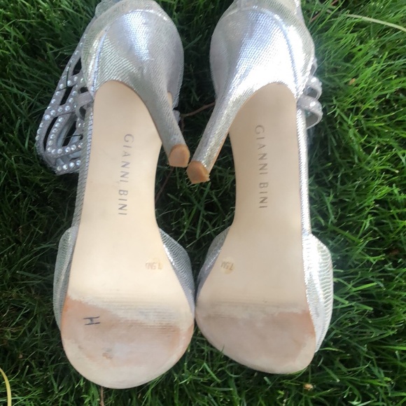Gianni Bini Sparkly Silver Open-toe Stilettos! 4 inch heels. Size 7.5M - Picture 10 of 10